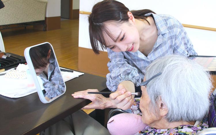 高齢者介護施設でのメイク実習