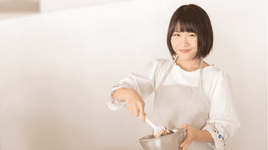 [alt=お菓子作りをしている人の画像。]