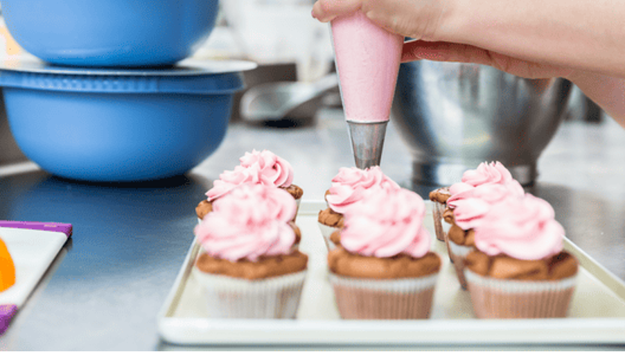 [alt=ケーキを作るパティシエの手元。]