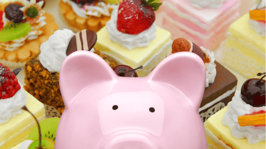 [alt=パティシエがつくるスイーツの手前にある豚の貯金箱。]