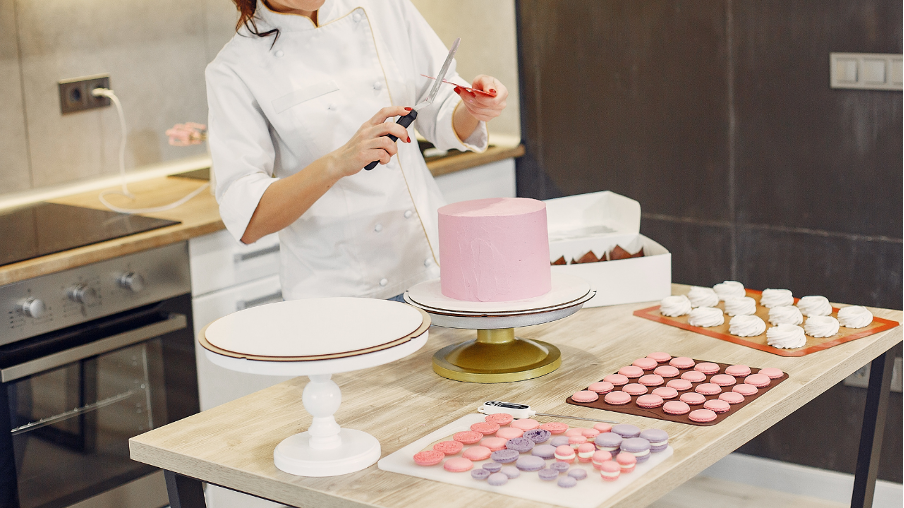 [alt=ホテルパティシエがウエディングケーキを作っている様子。]