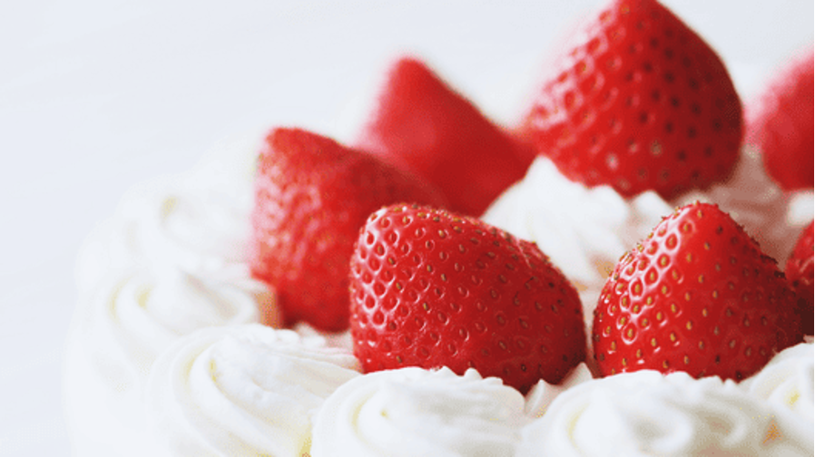 [alt=洋菓子店で働くパティシエが作るショートケーキ。]