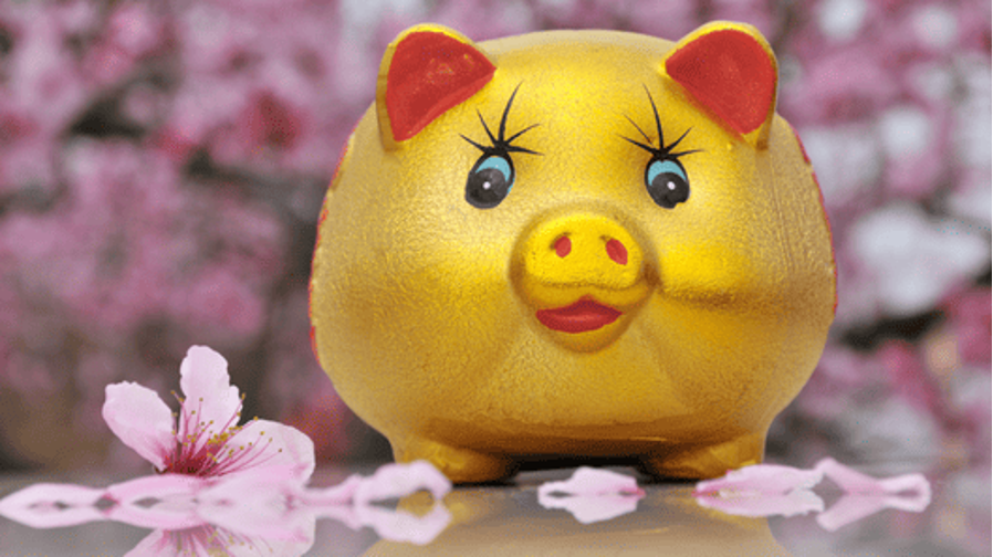 まつげが長く美容をイメージさせる顔をしたブタの貯金箱