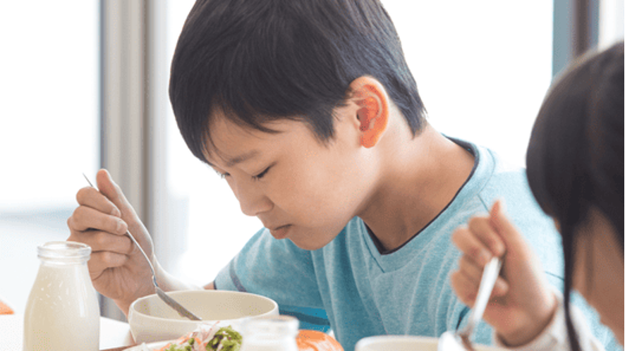 こどもたちが学校給食を食べている姿。栄養士・管理栄養士が作成した給食の献立のイメージ