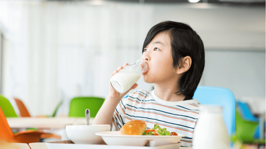 小学生が学校給食を食べている様子。栄養士・管理栄養士の食育指導