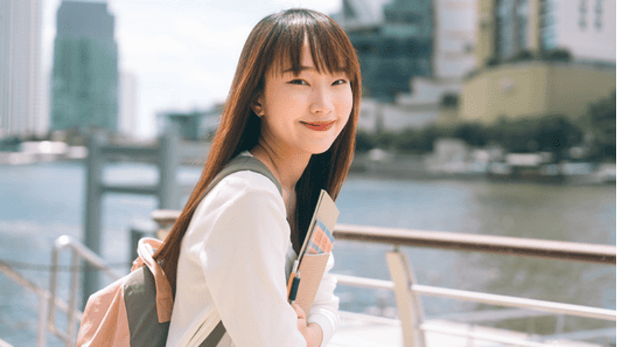 微笑む学生の姿。栄養士としてどんなふうに働きたいか？」を考えることで、進路選択のヒントになる