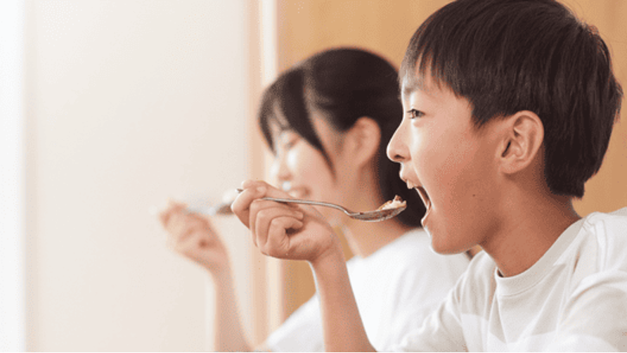 管理栄養士が考案したバランスの良い食事を楽しむ子どもたち