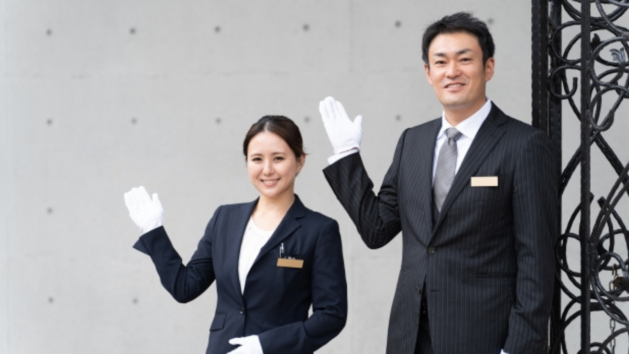 お客様を出迎えるウェディングプランナーのイメージ。