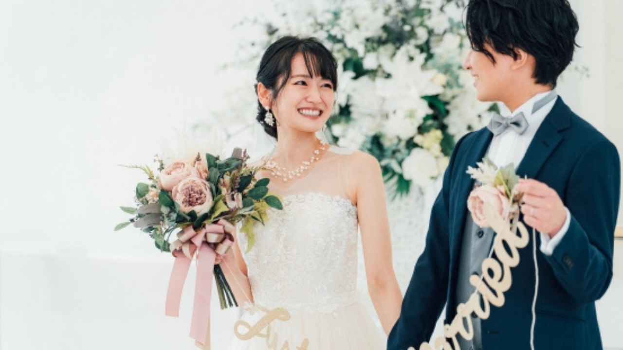 ウェディングドレス姿の新婦とタキシード姿の新郎。幸せな結婚式のイメージ。