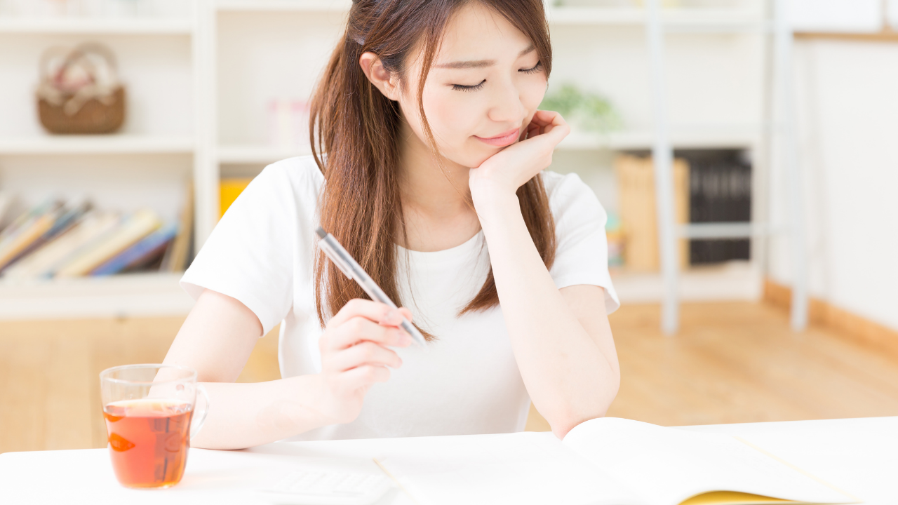 ウェディングプランナーとして専門性を高めるために、役立つ資格を学ぶ女性。