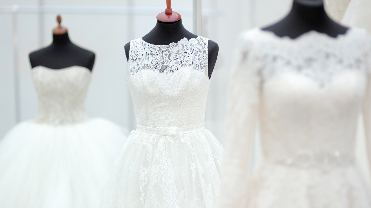 トルソーに着せられたさまざまなデザインのウェディングドレスの画像。