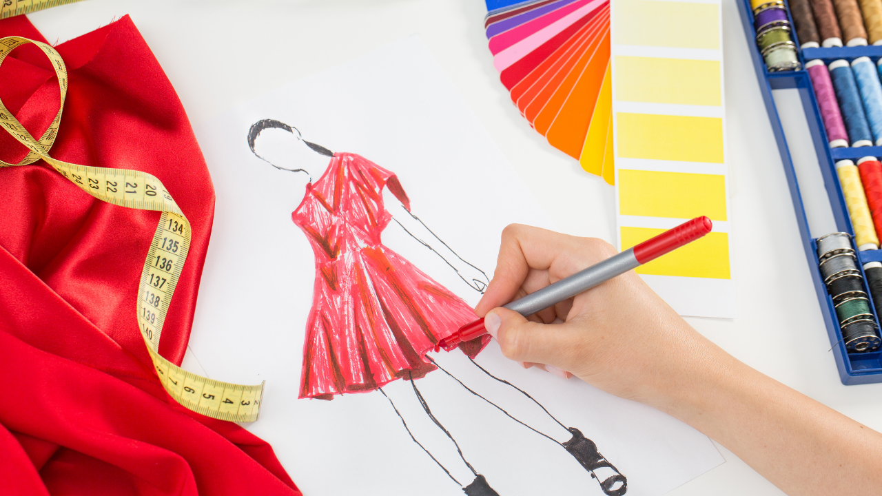 ファッションデザイナーがデザイン画を描いている様子。