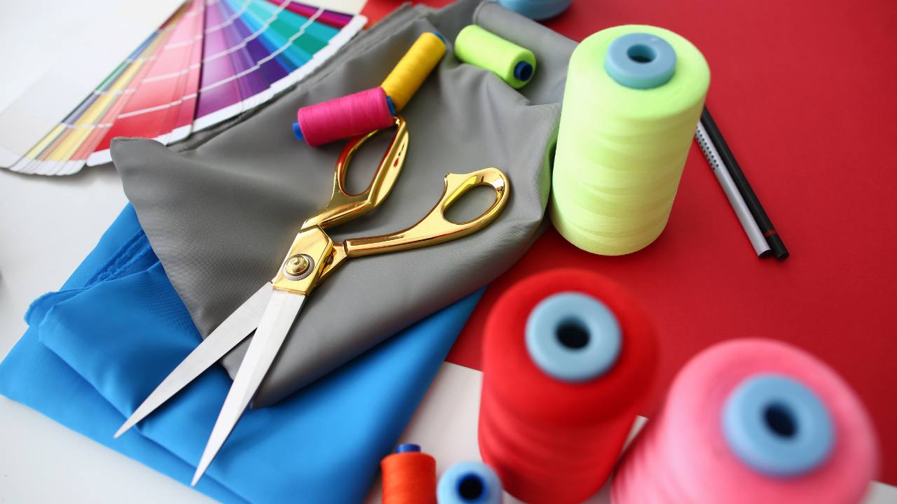 ファッションデザイナーが使用する道具のイメージ。