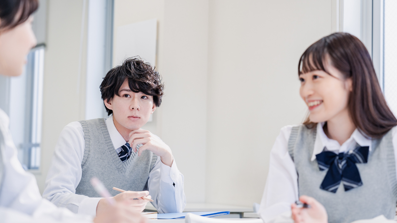 ファッションデザイナーを目指す普通科の高校生の姿。