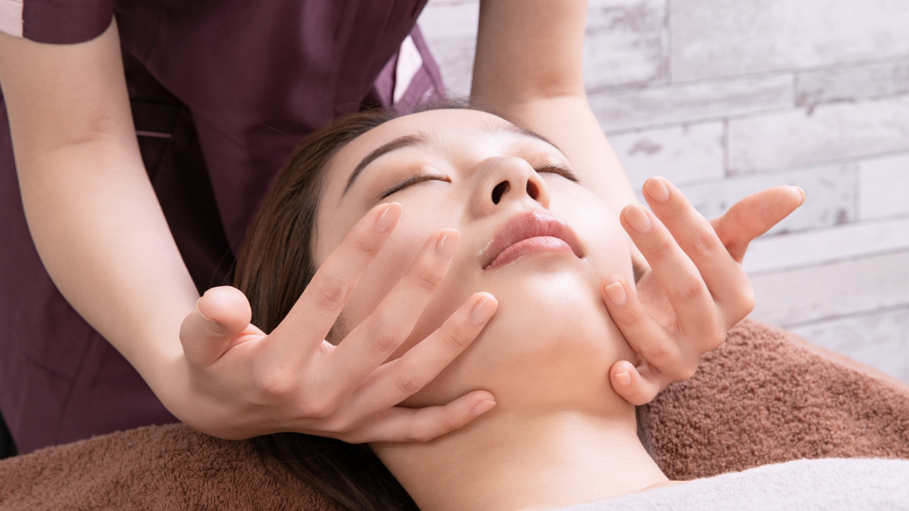 ブライダルエステの施術を受ける花嫁のイメージ。