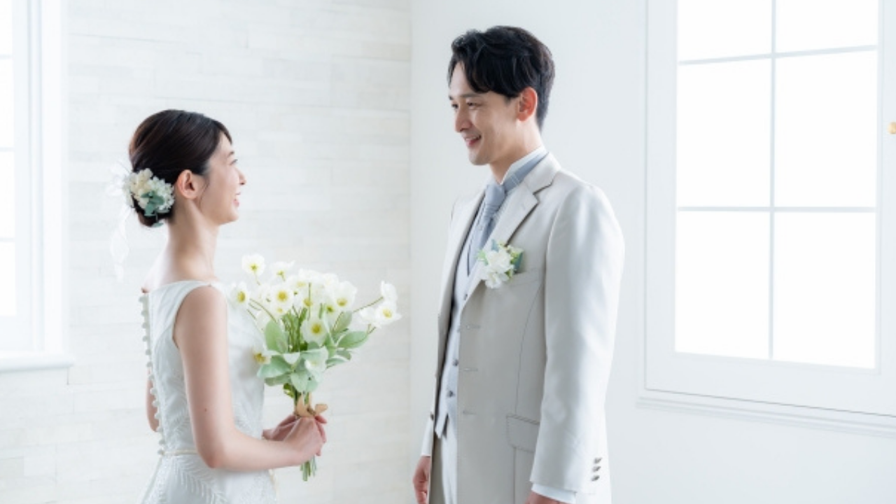 幸せそうな笑顔で向かい合う新郎新婦の姿。