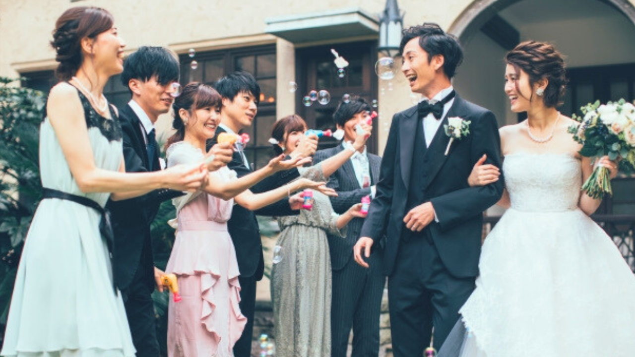 幸せにあふれる結婚式のイメージ画像。