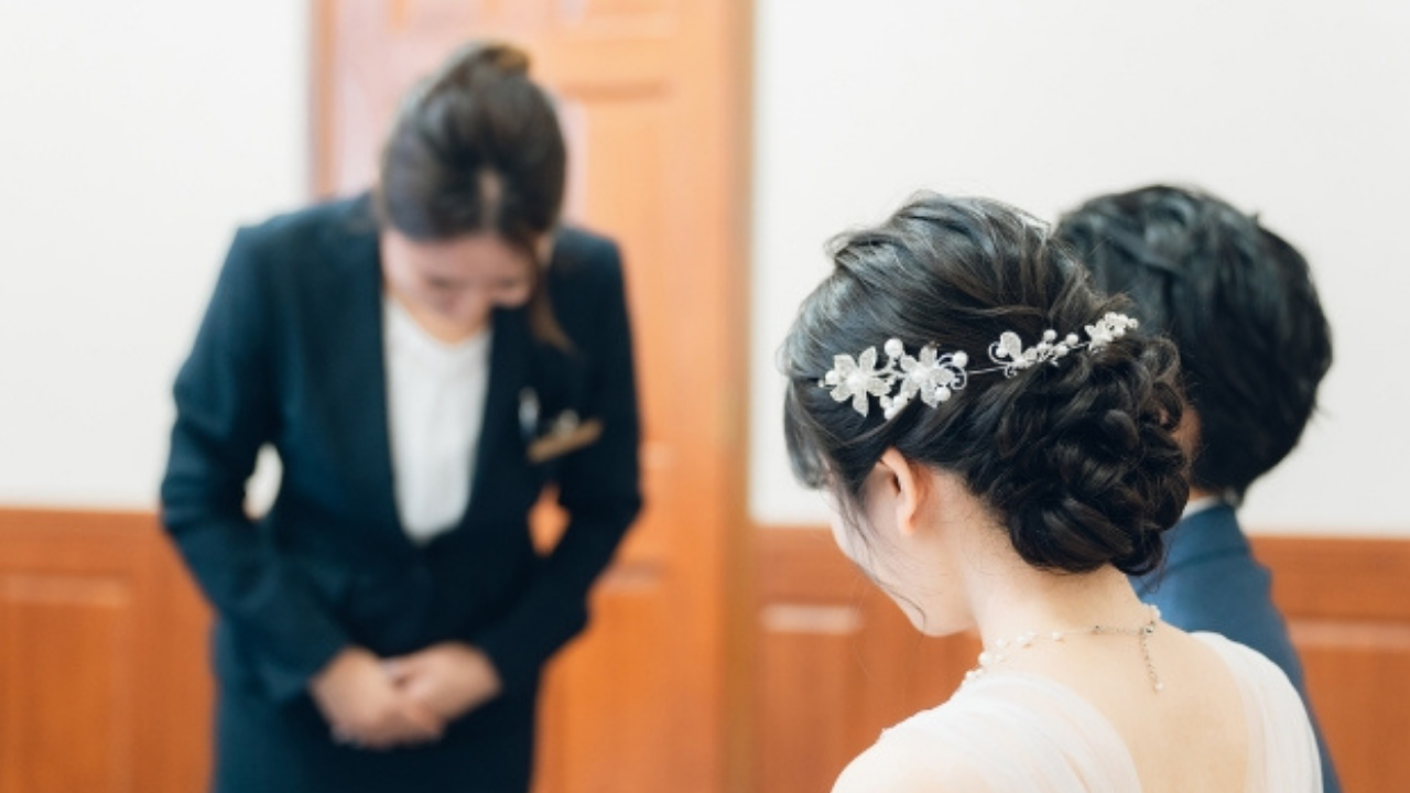 新郎新婦に向かって礼をするウェディングプランナーの姿。