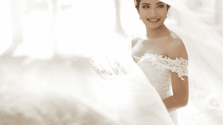 白いウエディングドレスを着た女性の画像。ブライダル業界のイメージ。