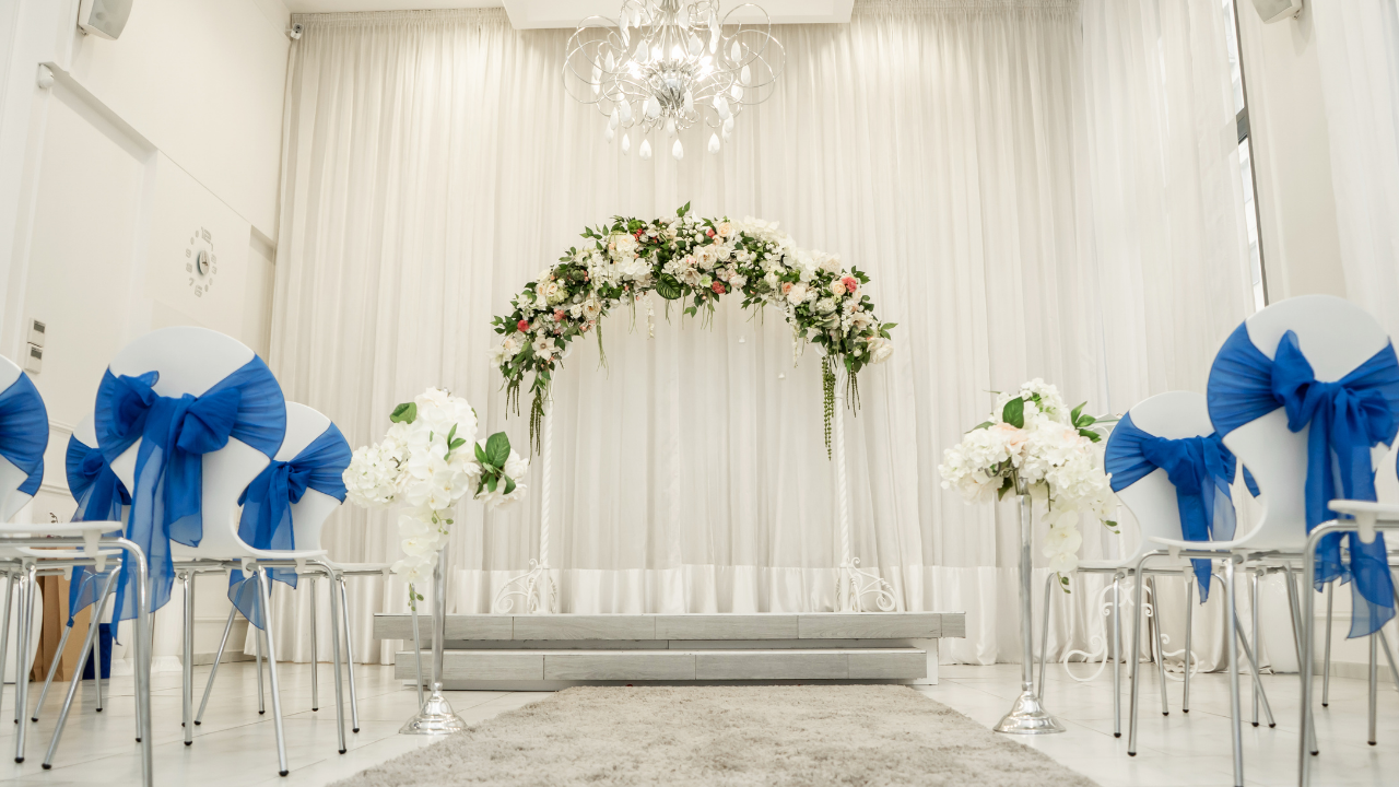 白を基調とした結婚式場のイメージ。