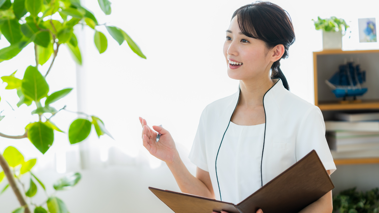 笑顔でカウンセリングするブライダルエステティシャンの姿。