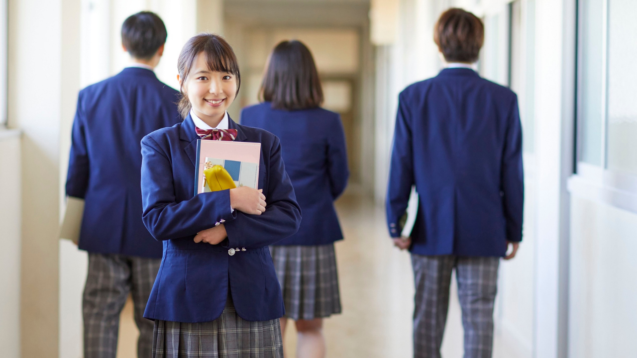 結婚式に関わる仕事を目指している高校生のイメージ。