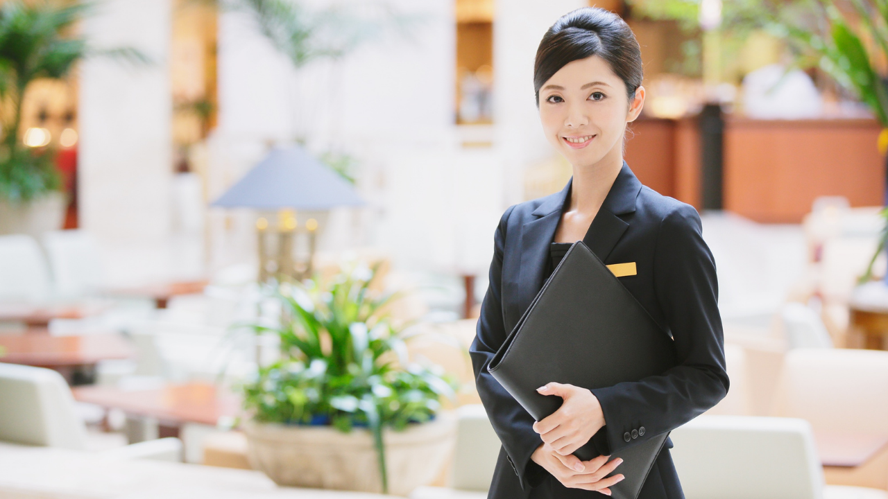 結婚式場のロビーで微笑むウェディングプランナーの姿。